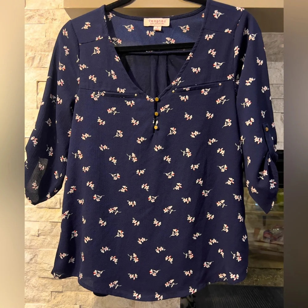 Tempted Blue floral top v neck with 3 metal buttons 3/4 sleeve Small Preowned